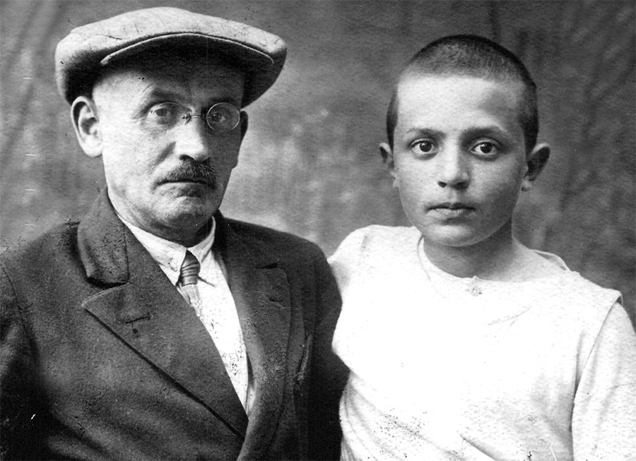 Юрий Магалиф с отцом на даче ст. Елизаветино. 1926 г.
