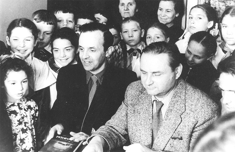 Ю.М. Магалиф и писатель К. Бадигин на встрече с читателями. 1960-е г.
