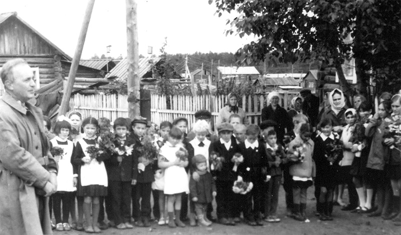 Ю.М. Магалиф выступает на школьном празднике «1 звонок». С. Юрт-Акбалык Колыванского района. 1976 г.
