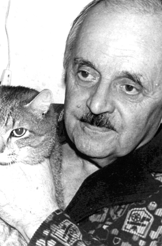 Ю.М. Магалиф с любимым котом Масей. 1983 г.
