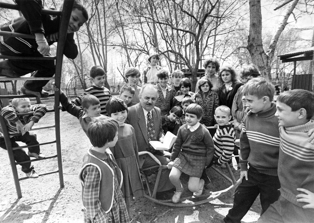 Встреча Ю.М. Магалифа с юными читателями. Май 1990 г.
