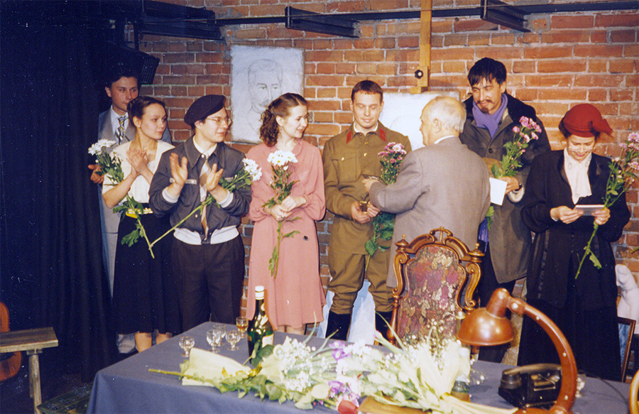 Ю.М. Магалиф и артисты театра под рук. С.Н. Афанасьева после премьеры «Ожидание дамы». Автор пьесы – Ю.М. Магалиф. 21 ноября 1997 г.

