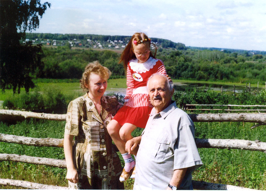 Ю.М. Магалиф с семьей в г. Тогучине. 25 августа 1999 г.
