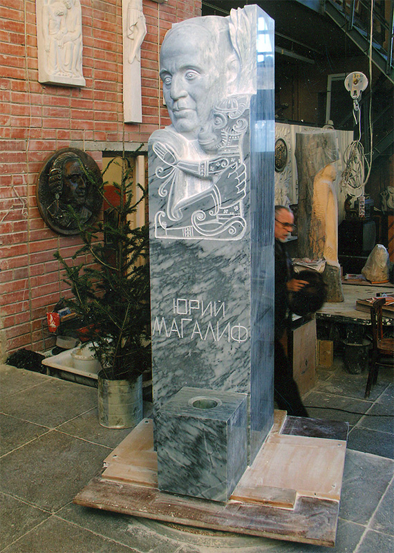 Работа скульптора В. П. Грачева над памятником Ю.М. Магалифу. 2003 г.
