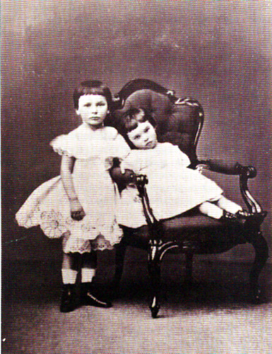 1866 г.  П.А. Столыпин четырех лет с младшим братом А.А. Столыпиным (впоследствии известным публицистом и общественным деятелем)
