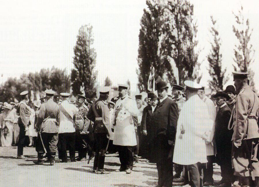 27 июня 1909 г.   П.А. Столыпин среди других лиц на Полтавских торжествах перед оградой братской могилы
