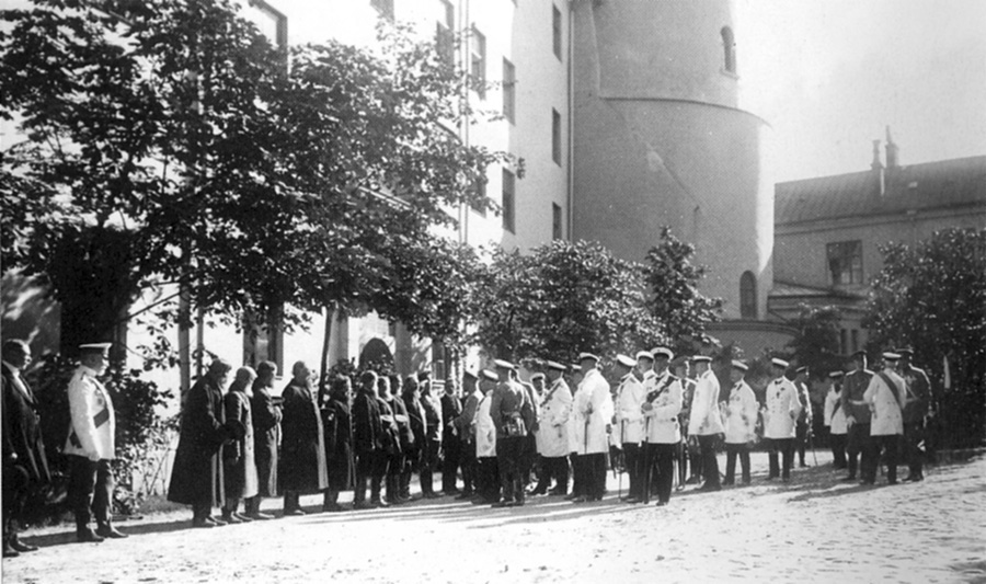 июль 1910 г.   Рига.   Император Николай II  принимает делегацию волостных старшин у Рижского замка;  среди присутствующих - председатель Совета 
