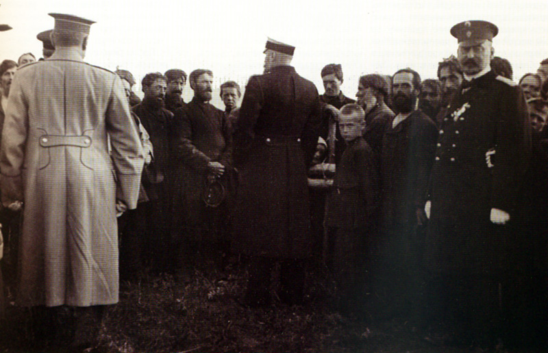 август 1910 г. П.А. Столыпин  разговаривает с хуторянами близ Москвы
