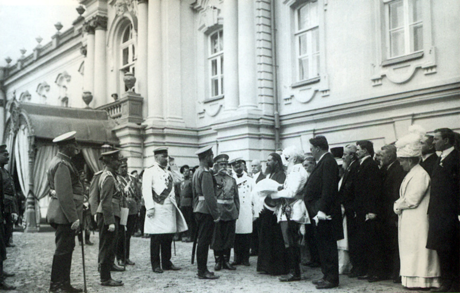 Август 1911 Киев.   Прием императором Николаем II  депутации  у здания Мариинского дворца в дни торжеств по случаю открытия земских учреждений 
