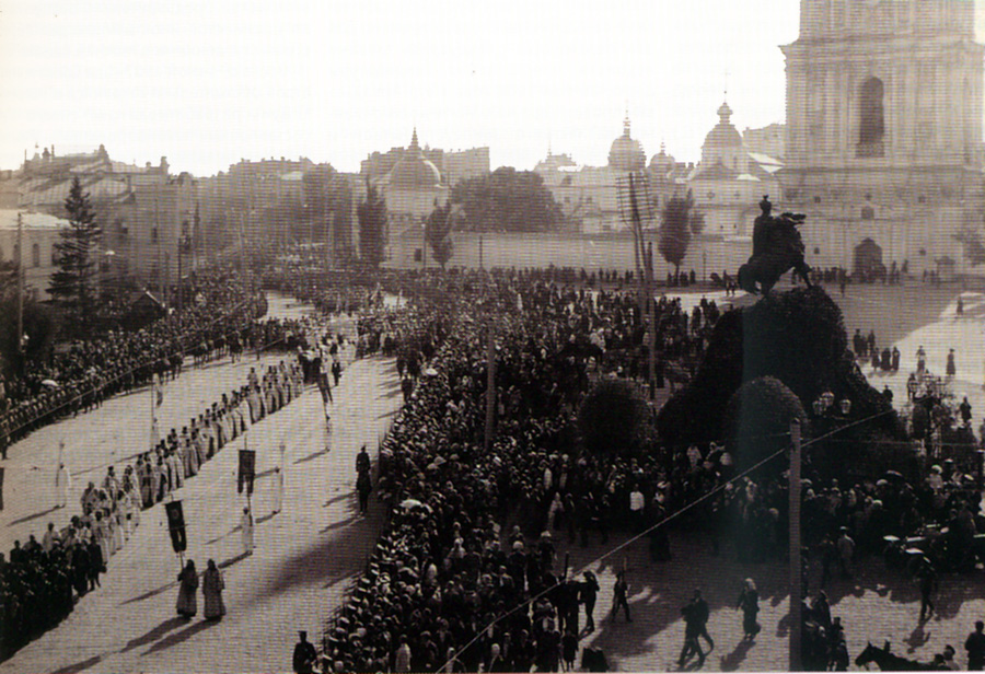 7 сентября 1911 г.   Траурная процессия в Киево-Печерскую лавру, мимо памятника Богдану Хмельницкому
