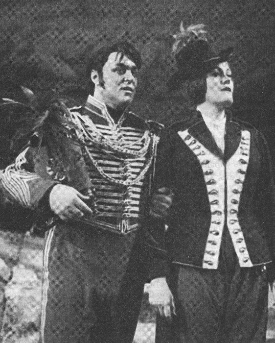 Лучано Паваротти и Джоан Сазерленд в опере Доницетти "Дочь полка"
