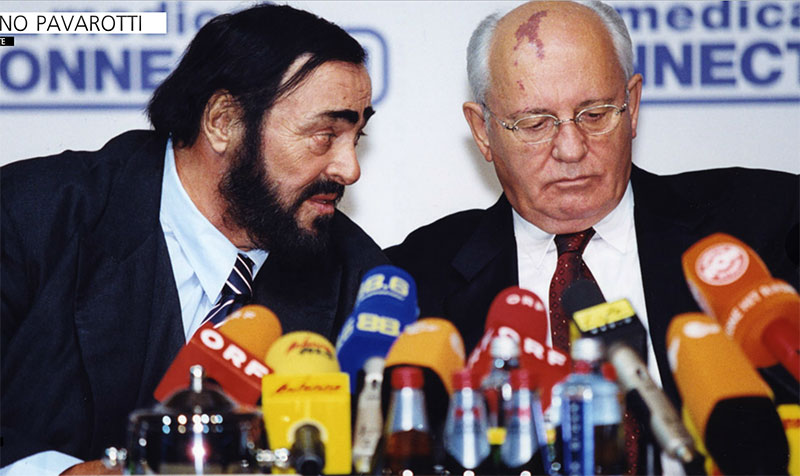 Лучано Паваротти и Михаил Горбачев. Австрия, Ноябрь, 2001 (http://www.lucianopavarotti.com)
