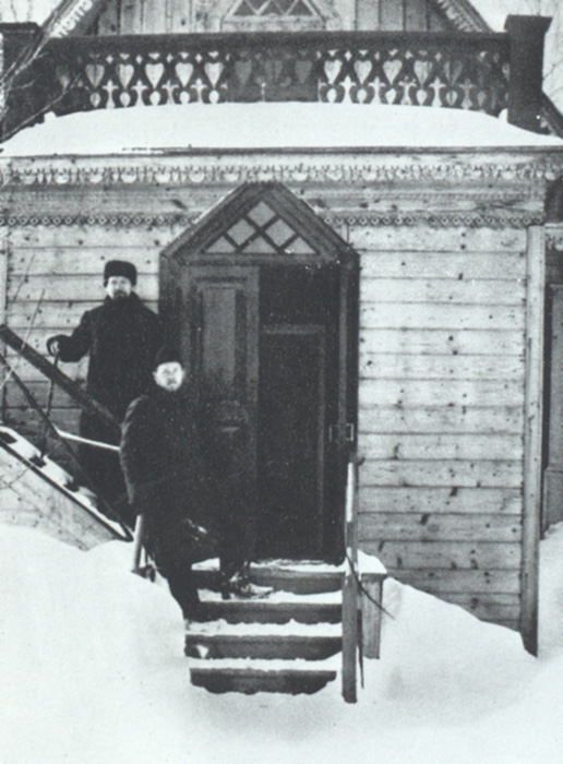 А.П. Чехов и М.П. Чехов на крыльце флигеля. Мелихово, март 1895 г.
