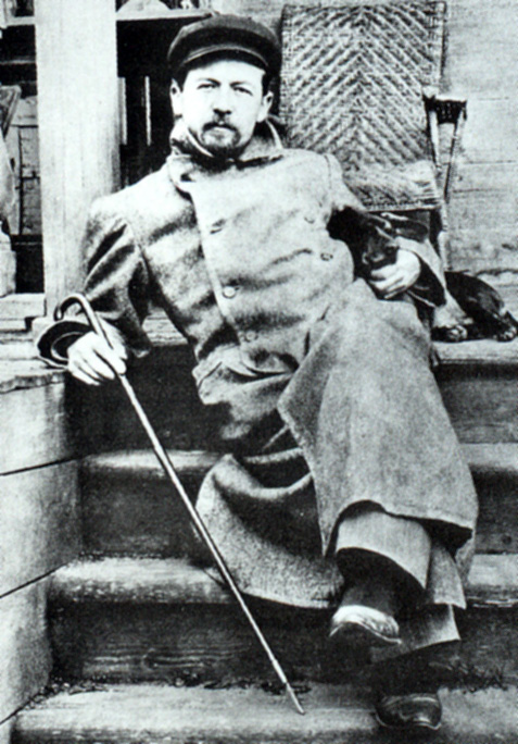 А.П. Чехов на крыльце мелиховского дома с собакой Хиной. Май 1897
