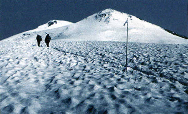 На тропе к вершине Эльбруса, рядом с Ледовой Базой на высоте 3700 м. где В.М. Котляков зимовал в 1962 и 1963 гг.
