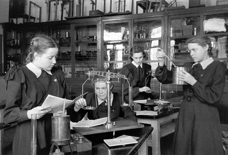 Женская школа № 29 им. А.С. Грибоедова. 20 октября 1948 год.  Урок физики
