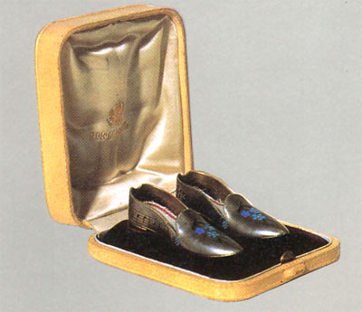 Серебряные миниатюрные туфельки ювелирной фирмы Овчинникова с выгравированными четырьмя музыкальными темами из оперы «Черевички» на пам
