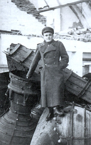 С.П. Королёв у двигателя ракеты "Фау-2". 1945 г.
