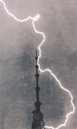 Останкинская телебашня выступила в роли молниеотвода, пропустив удар молнии на 200 м ниже вершины