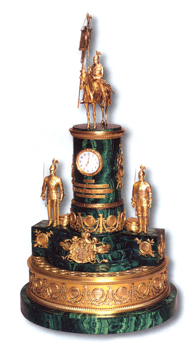 Часы настольные со скульптурными изображениями конногвардейцев. Фирма Фаберже. 1901 г. Серебро, позолота, малахит, эмаль
