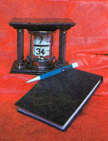 Часы настольные (работает по принципу перекидного календаря). Германия, начало XX в. Дерево, металл, пластмасса
