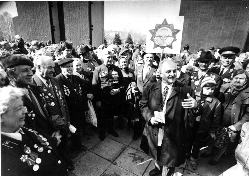 Ю.М. Магалиф выступает перед ветеранами Великой Отечественной войны. Монумент славы, Новосибирск. 9 мая 1990 г.
