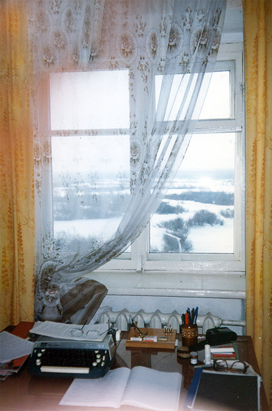 Рабочий стол Ю. М. Магалифа в его доме в г. Тогучине. 2001 г.
