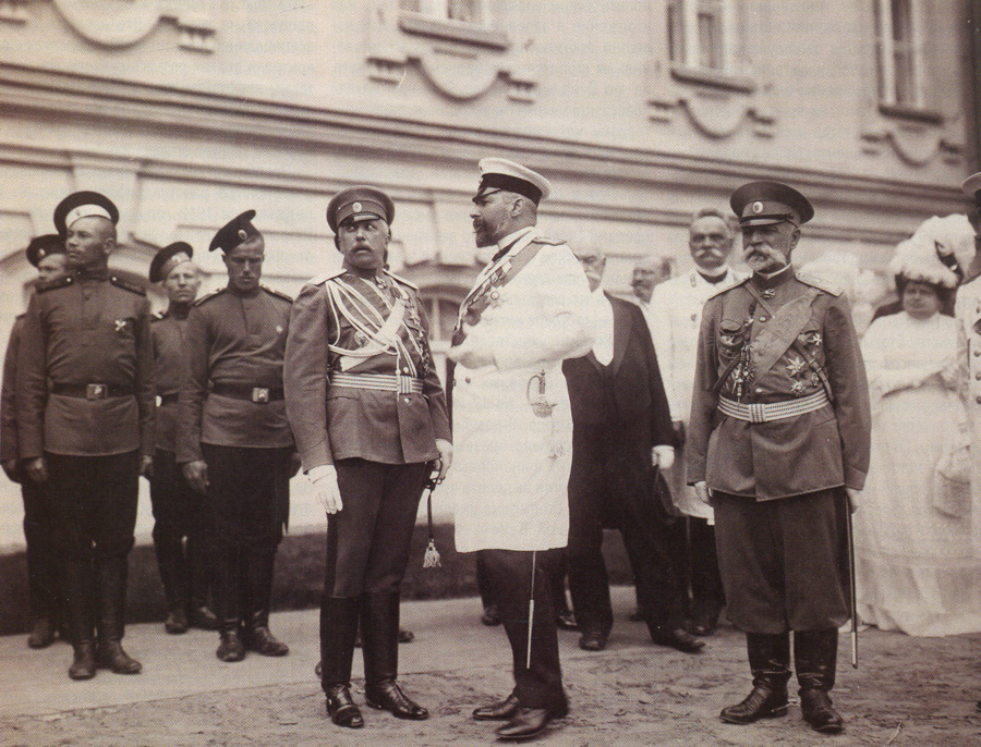 30 августа 1911 г.  у дворца в Киеве до представления Его Величеству депутаций 35 монархических организаций в России
