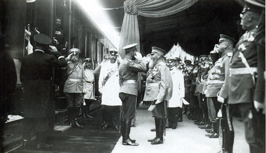 Август 1911 Киев.    Прибытие императора Николай II на железнодорожный вокзал;  император здоровается с командующим войсками Киевского военно

