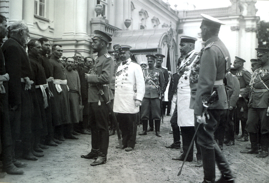 Август 1911 Киев.    Император Николай II беседует с волостными старшинами у Мариинского дворца;  среди присутствующих  –  генерал-губернатор К
