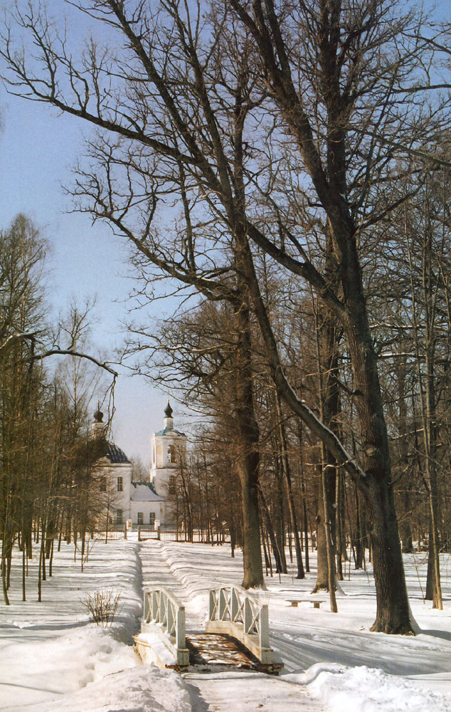 Музей-усадьба М.И. Глинки в селе Новоспасское. Дорога от главного дома к церкви, построенной в 1786 году дедом композитора
