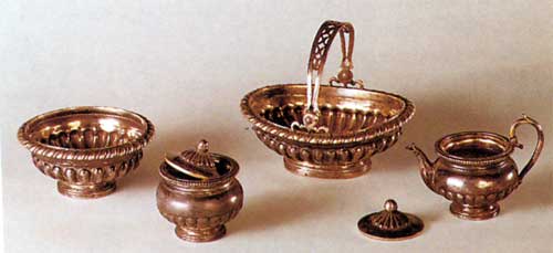 Предметы Большого чайного сервиза. Серебро, позолота. Заварной чайничек (высота 5)
