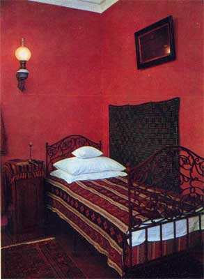 Уголок спальни в доме-музее П.И. Чайковского
