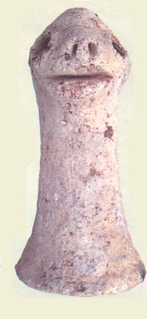 Фаллическая фигурка с изображением головы тюленя из обожженной глины, найденная в неолитическом жилище на Сучу

